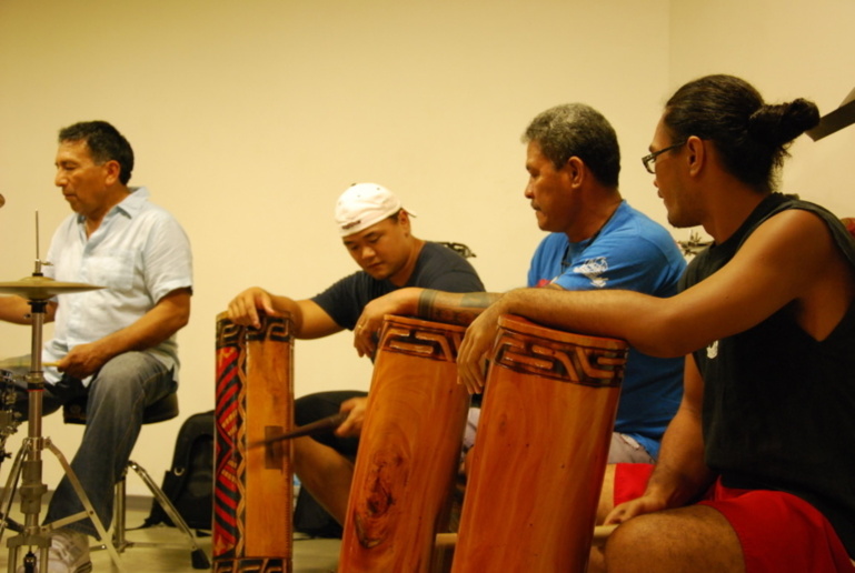 Percussions sans frontières : le maître Alex Acuna   amoureux des Toere