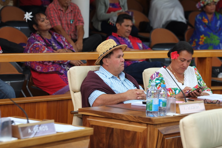 Fernand Tahiata passe du Tahoera'a au Tapura Fernand Tahiata passe du Tahoera'a au Tapura