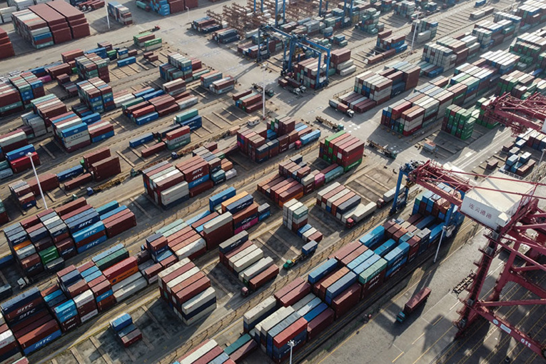 Les embouteillages s'aggravent dans les ports mondiaux avec un fret submergé par la pandémie