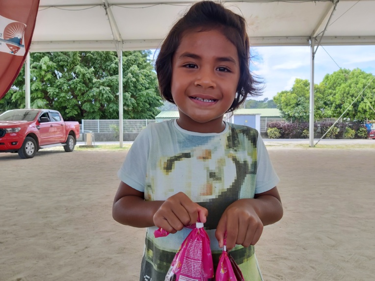 Le jeune Loekai, ravi d'échanger des piles usagées contre des chocolats. Le jeune Loekai, ravi d'échanger des piles usagées contre des chocolats.