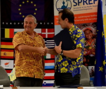 L’ambassadeur Andrew Jacobs (d), chef de la délégation de l’UE pour le Pacifique signe avec David Sheppard (g), Directeur Général du Programme Régional Océanien pour l’Environnement (PROE). (Source photo : délégation de l’Union Européenne)