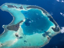 Sur un motu sur la côte Est de l'atoll (en haut de la photo) on distingue la piste d'atterrissage de Tetiaroa.