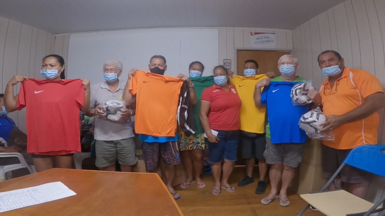 Les présidents des clubs, ravis des équipements offerts par la FTF. Les présidents des clubs, ravis des équipements offerts par la FTF.