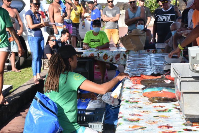 Dell Lamartinière lors de la pesée de sa pêche dimanche au quai de Faratea. Dell Lamartinière lors de la pesée de sa pêche dimanche au quai de Faratea.