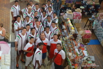La sélection tahitienne dans les allées du marché de Papeete ce vendredi matin.