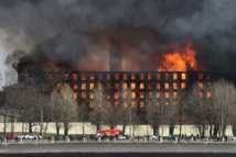 Russie: un gigantesque incendie touche une fabrique historique de Saint-Pétersbourg Russie: un gigantesque incendie touche une fabrique historique de Saint-Pétersbourg