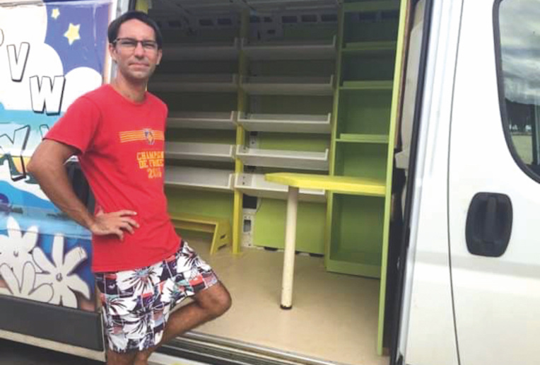 Philippe Rodriguez, charpentier, a gracieusement rénové l'intérieur du bibliobus de Moorea