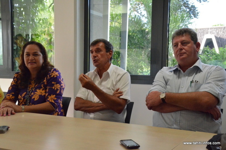 Le haut-commissaire, Jean-Pierre Laflaquière, entouré de Valentina Cross, mairesse de Teva i Uta et du ministre de l'Equipement, Bruno Marty.