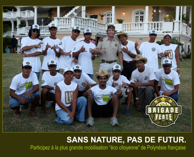 Ici, Ludovic Bardoux (debout au milieu) parmi les bénévoles composant la "Brigade Verte". - Crédit photo : Global Com