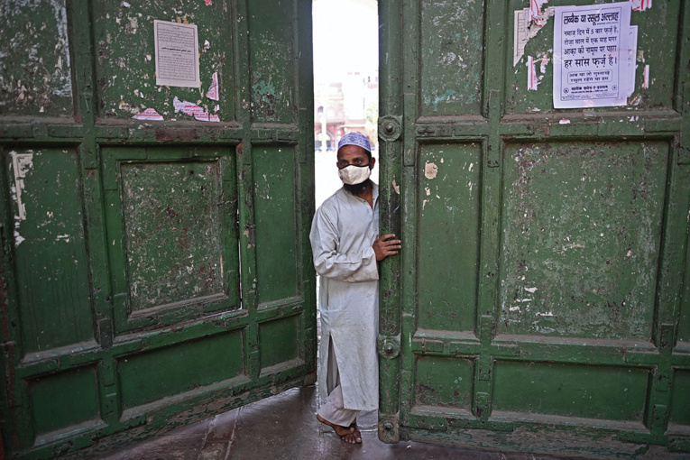 Virus: vaccins pour tous aux Etats-Unis, confinement à New Delhi