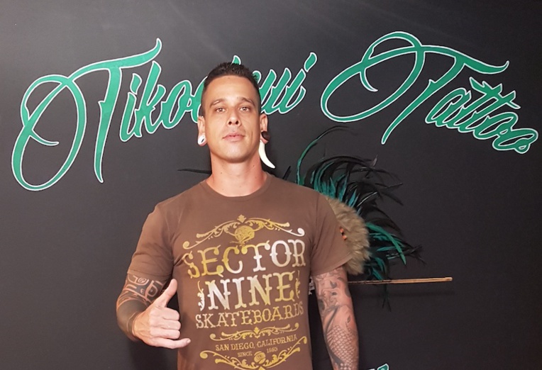 Kaha dans son studio de tatouage Tikoheinui Tattoo à Atuona. Kaha dans son studio de tatouage Tikoheinui Tattoo à Atuona.