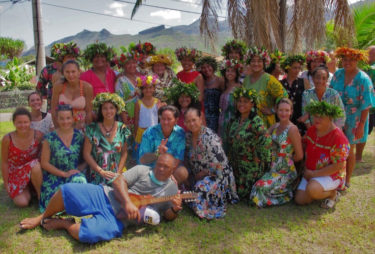 Murielle Arondeau, à son départ, entourée d'une partie du personnel de l'hôpital de Nuku Hiva. Murielle Arondeau, à son départ, entourée d'une partie du personnel de l'hôpital de Nuku Hiva.