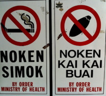 Panneaux d’interdiction de fumer du tabac et de mâcher des noix de !bétel en Papouasie-Nouvelle-Guinée