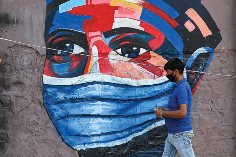 Covid-19: l'Inde bat un nouveau record, l'Europe déconfine prudemment