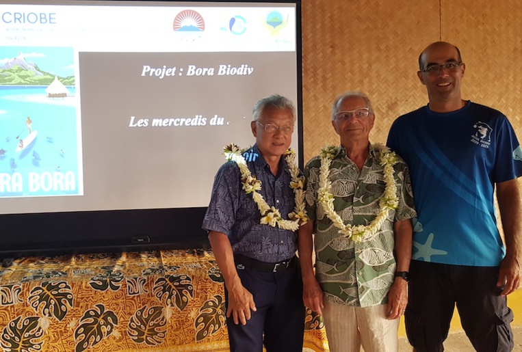 Le maire de Bora Bora Gaston Tong Sang, le professeur Bernard Salavat, et le directeur adjoint du Criobe David Lecchini.