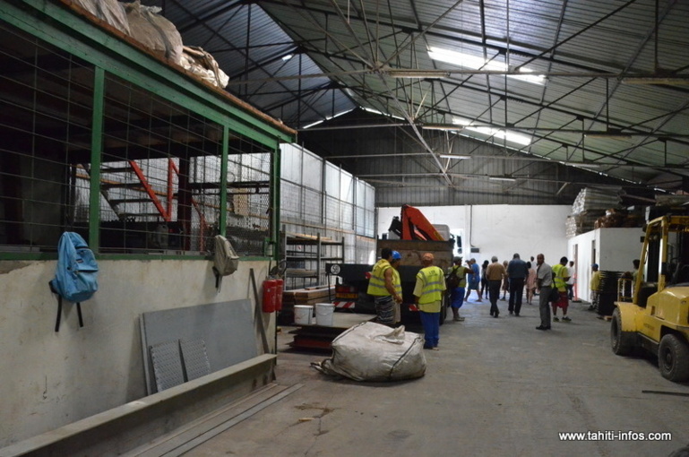 L'entrepôt de 700 m2 transformé en centre d'accueil d'urgence pour Sans-domicile-fixe est situé vallée de Tipaerui, à 2 km de la route de ceinture