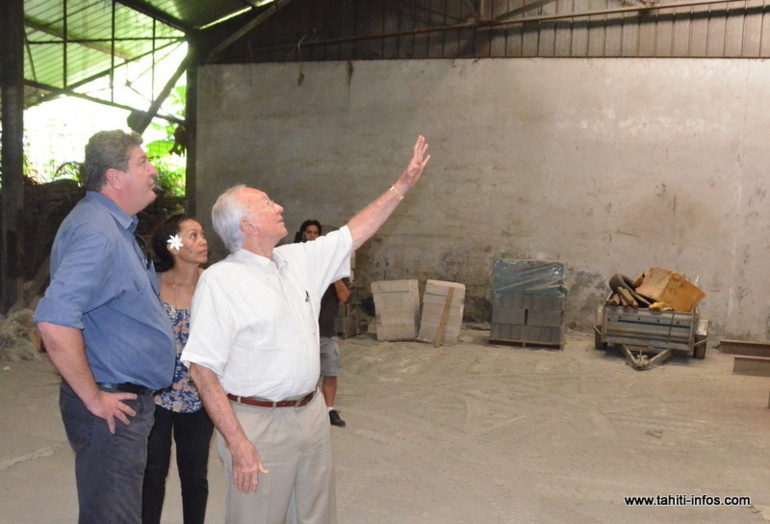 Bruno Marty, ministre de l'Equipement et Manolita Ly, du ministère de la Solidarité, ont accompagné Gaston Flosse, lors de la visite