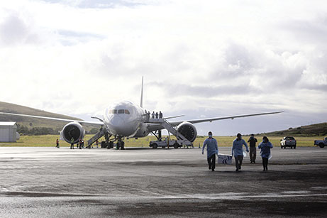 L'unique vol hebdomadaire entre l'île de Pâques et le Chili suspendu