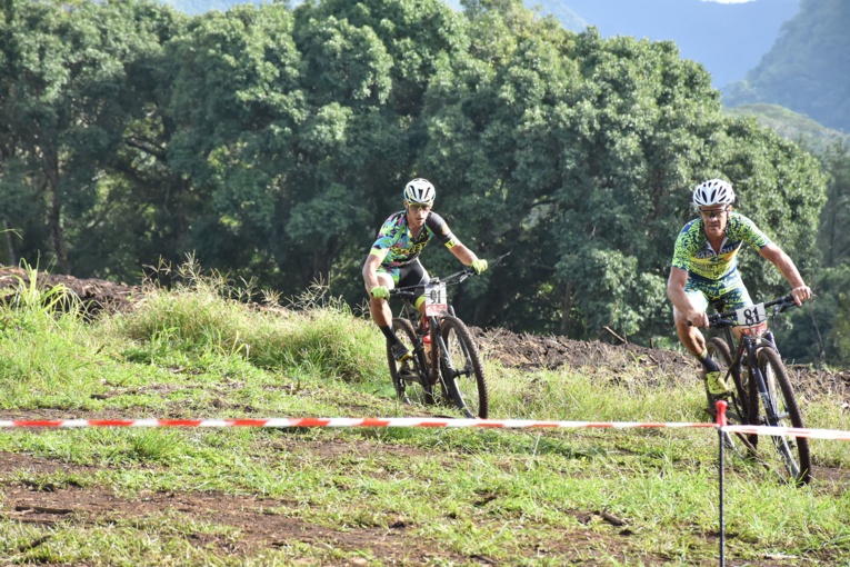 Heiarii Manutahi (dossard 91) et Teva Poulain (dossard 81) se sont livrés une belle bataille pour la deuxième place. Heiarii Manutahi (dossard 91) et Teva Poulain (dossard 81) se sont livrés une belle bataille pour la deuxième place.