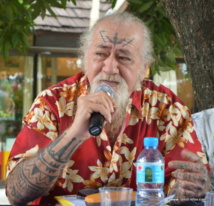 Le tahua Raymond Teriierooiterai, organisateur de cette marche sur le feu.