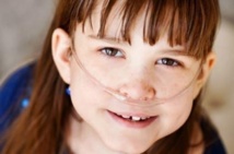 Attente déchirante aux Etats-Unis pour la greffe de poumons de Sarah, 10 ans