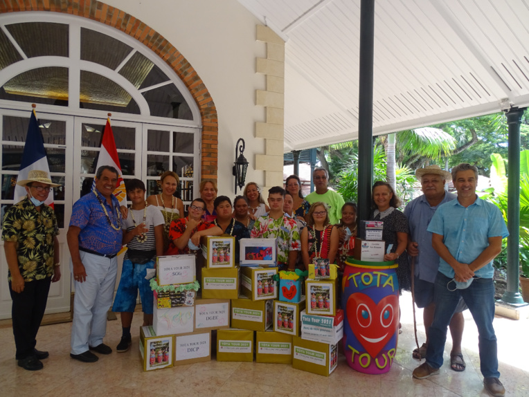 Remise des dons du Tõta Tour à la présidence Remise des dons du Tõta Tour à la présidence
