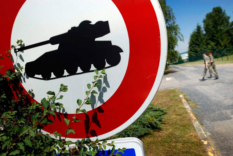 Tribune de militaires: Marine Le Pen accusée de revenir sur le chemin de son père Tribune de militaires: Marine Le Pen accusée de revenir sur le chemin de son père