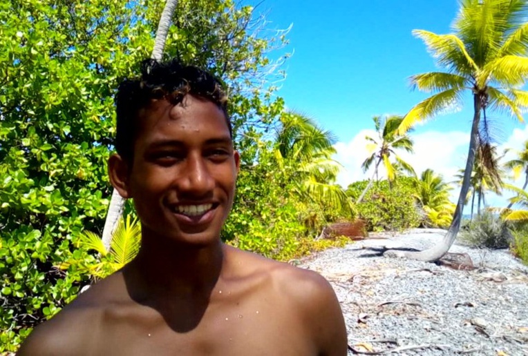 Junior Tama, de l'atoll de Tematangi, élève du Cetad de Hao, en CPAP gestion et explication en milieu marin.