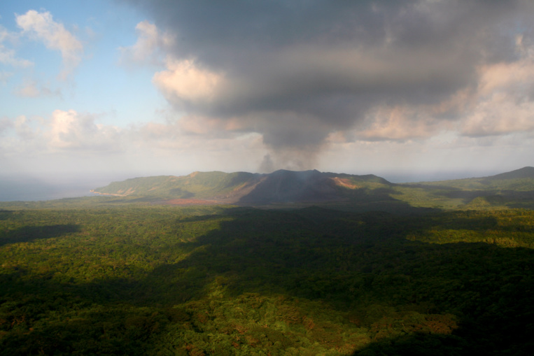Vu de loin, le Yasur, en éruption permanente depuis au moins huit siècles, se coiffe toujours d’un épais panache noir de cendres volcaniques.