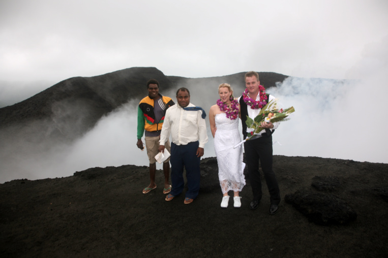 Surréaliste mais bien réel, des mariages sont parfois organisés sur la lèvre supérieure du volcan, alors qu’à l’arrière-plan, fumées, vapeurs et bombes volcaniques jaillissent en permanence. Nous avions eu, ce jour-là, à réaliser un album de mariage insolite ; les papiers officiels ont été signés dans la Land Rover, par un représentant de la mairie... Surréaliste mais bien réel, des mariages sont parfois organisés sur la lèvre supérieure du volcan, alors qu’à l’arrière-plan, fumées, vapeurs et bombes volcaniques jaillissent en permanence. Nous avions eu, ce jour-là, à réaliser un album de mariage insolite ; les papiers officiels ont été signés dans la Land Rover, par un représentant de la mairie...