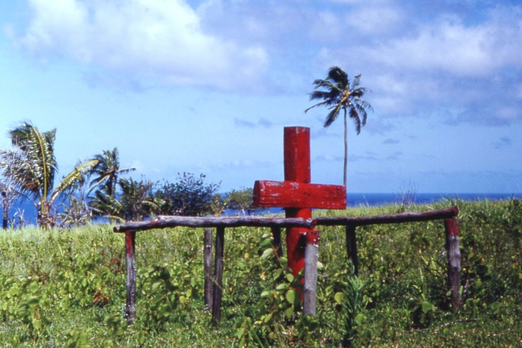 A Tanna, le culte de John Frum perdure malgré le modernisme qui s’infiltre dans la société : cette croix rouge est un signe de la pratique de cette religion qu’est le “cargo cult” (photo Tim Ross).