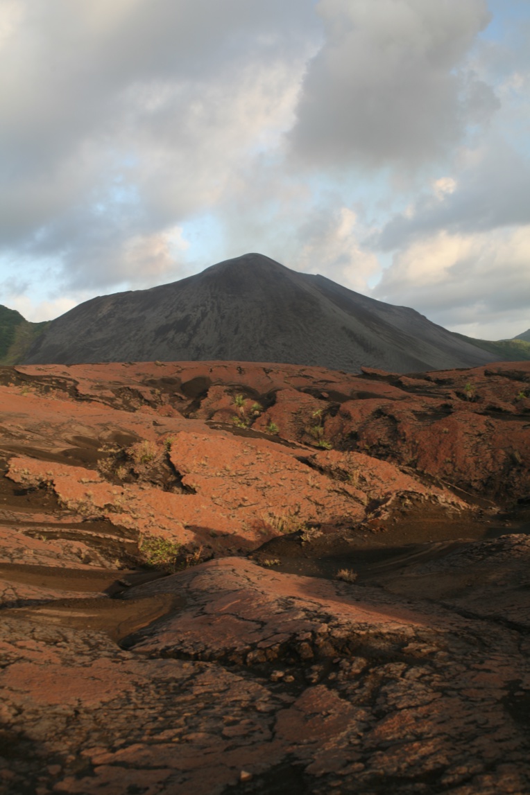 A l’approche du cratère, les coulées de lave forment un impressionnant tapis craquelé sur plusieurs kilomètres carrés. A l’approche du cratère, les coulées de lave forment un impressionnant tapis craquelé sur plusieurs kilomètres carrés.