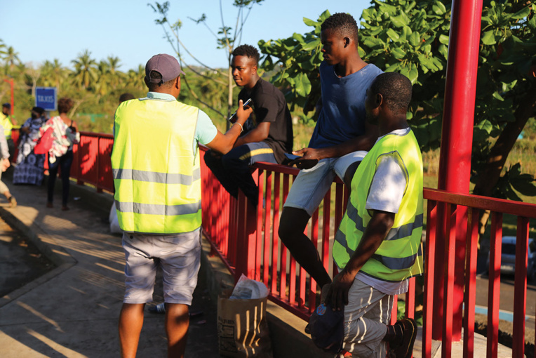 Mayotte: manifestation après une troisième agression de lycéen