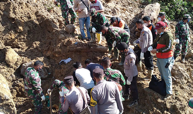 Indonésie: trois morts dans un glissement de terrain, plusieurs disparus