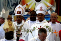 Le nouveau chef de l’église catholique aux îles Fidji, à Rotuma, aux îles Cook et à Kiribati, Peter Loy Chong, 52 ans (droite) et son prédécesseur Mgr Petero Mataca, 78 ans