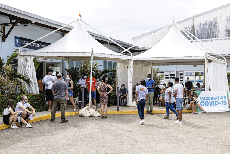 En Guyane, à la sortie du lycée, on part se faire vacciner En Guyane, à la sortie du lycée, on part se faire vacciner