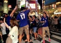 Japon: un policier salué pour avoir brillamment dompté les fans de foot