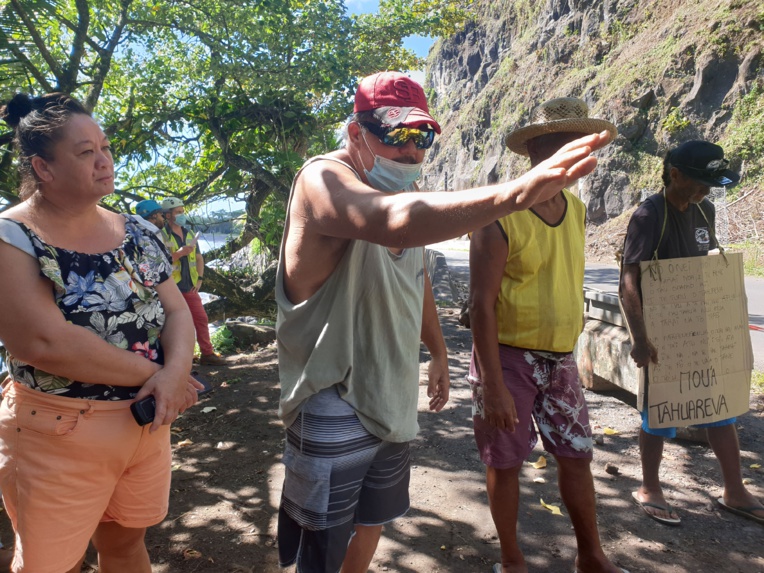 Une falaise à dynamiter et une route coupée à Tautira Une falaise à dynamiter et une route coupée à Tautira