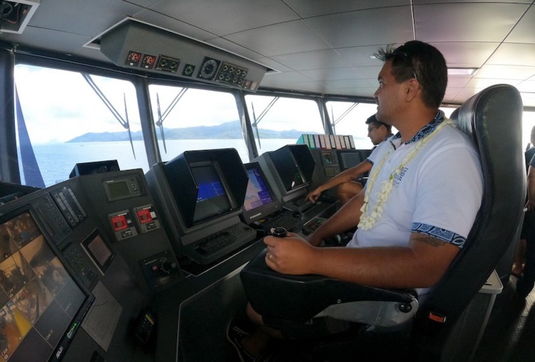 Dans le poste de pilotage de l'Aremiti 5. Dans le poste de pilotage de l'Aremiti 5.