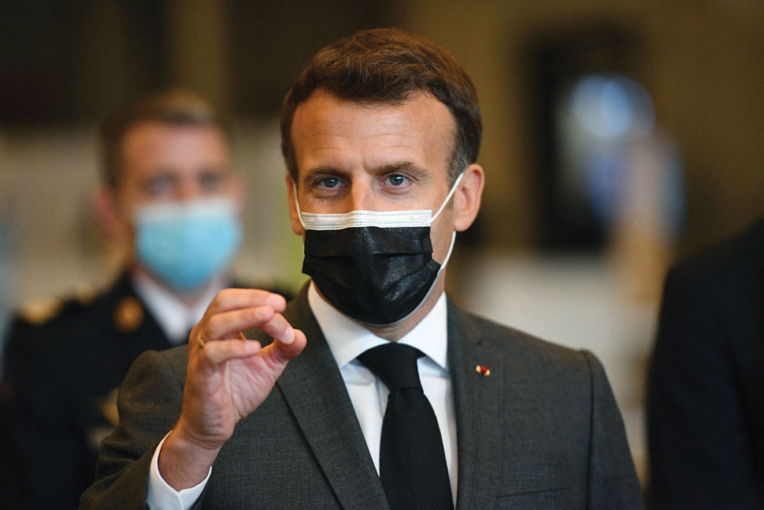 Covid: Macron accélère le calendrier pour vacciner "à marche forcée"