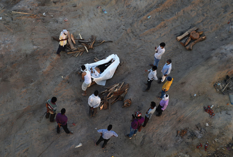 Flambée du Covid en Inde: des pays voisins ferment leurs frontières