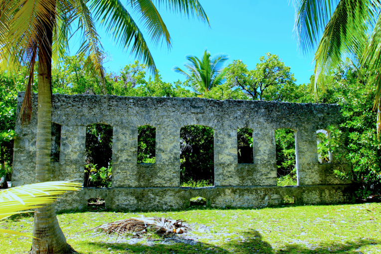 Ces ruines, à Tetamanu, sont celles de l’ancienne demeure du résident français. Le minuscule village fut autrefois la capitale administrative des Tuamotu, de 1880 à 1923.