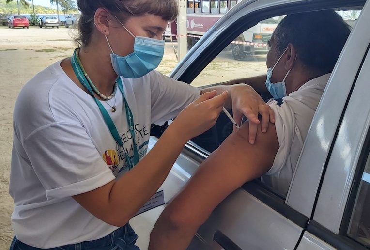 Un système de drive permet de se faire vacciner sans descendre de son véhicule. Un système de drive permet de se faire vacciner sans descendre de son véhicule.