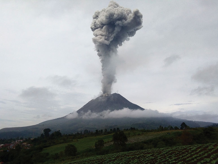 Indonésie: le volcan Sinabung projette une haute colonne de fumée