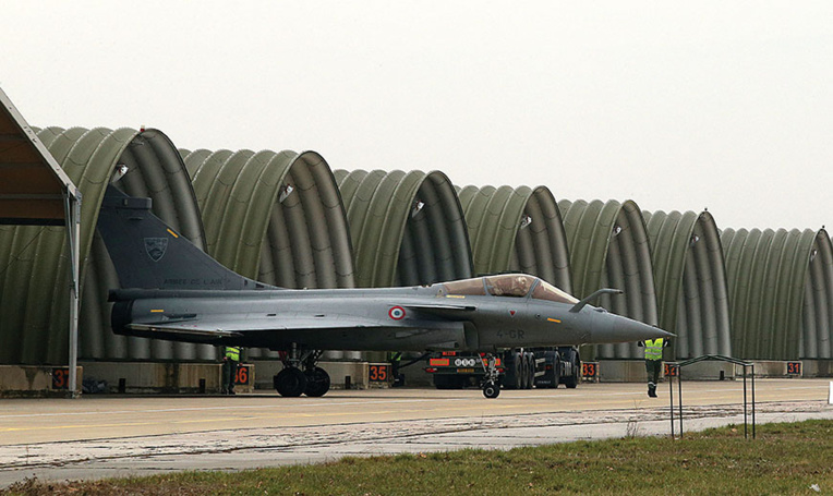 Ligoté, sous les tirs d'avions de chasse: un militaire dénonce son bizutage Ligoté, sous les tirs d'avions de chasse: un militaire dénonce son bizutage