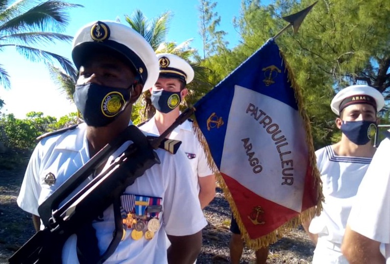 Le porte drapeau du patrouilleur Arago. Le porte drapeau du patrouilleur Arago.