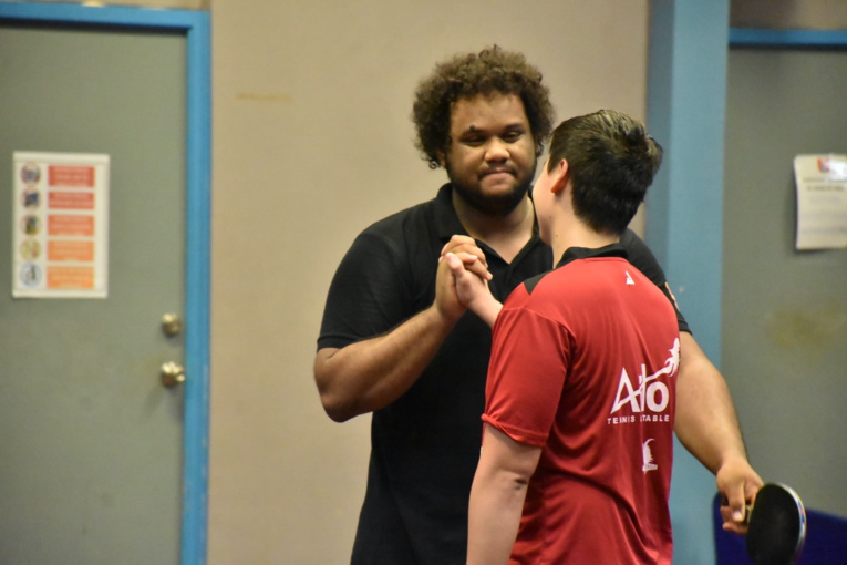 Alizé Belrose n'a laissé aucune chance à Kenji Hotan en finale du Top 12. Alizé Belrose n'a laissé aucune chance à Kenji Hotan en finale du Top 12.