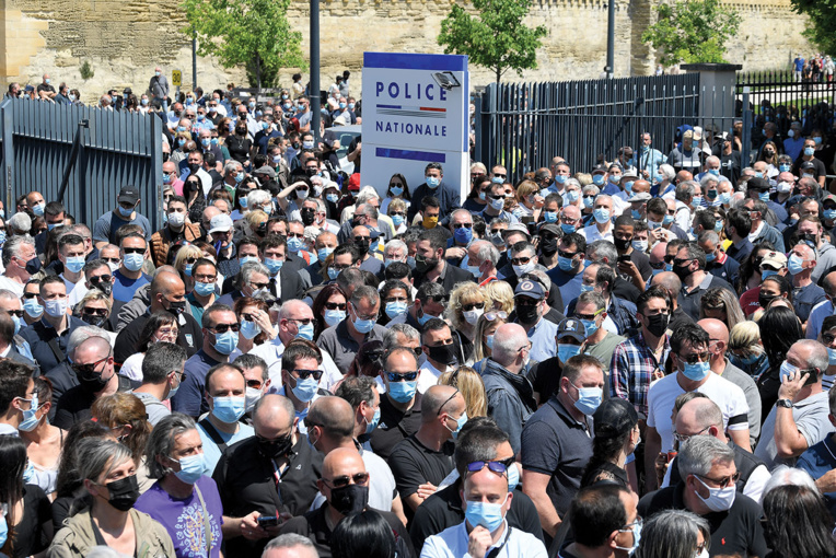 Policier tué: deux suspects arrêtés peu après un hommage ému à Avignon Policier tué: deux suspects arrêtés peu après un hommage ému à Avignon