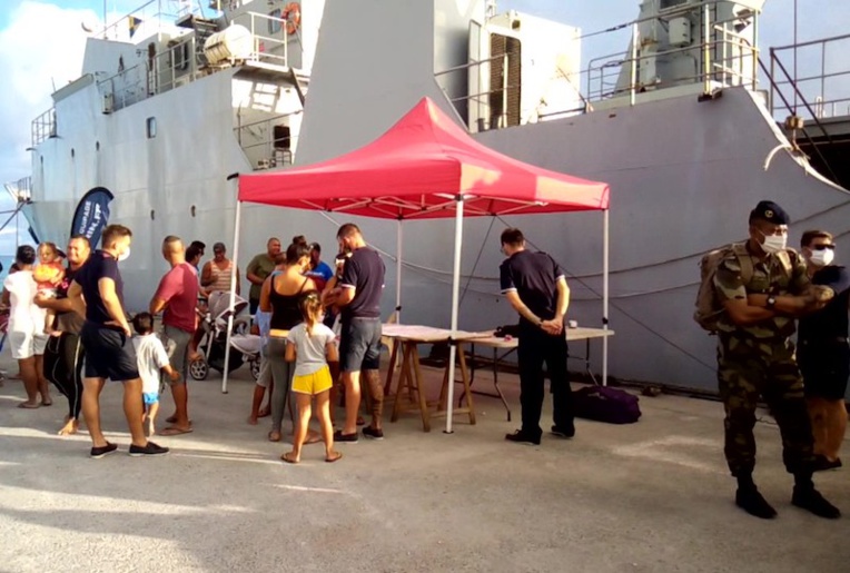 Le stand de la marine nationale, au pied de l'Arago. Le stand de la marine nationale, au pied de l'Arago.