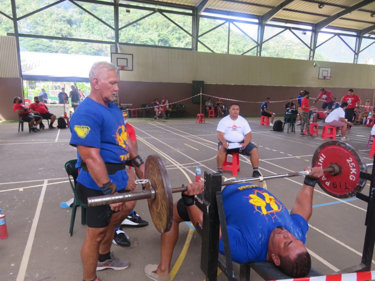 Il s'agissait du premier marathon développé couché de la saison pour les haltérophiles. Il s'agissait du premier marathon développé couché de la saison pour les haltérophiles.